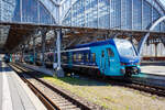 Zweigekuppelte zweiteilige erixx Stadler FLIRT� Akku 826 006 / 526 006 und 526 017 / 826 017 verlassen am 21 April 2026, als RE 83 Kiel – L�beck – B�chen – L�neburg, den Hauptbahnhof