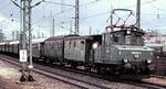 169 002-3 mit Sonderzug; Zubringer zum Ausstellungsgelände München-Freimann im Hbf München am 27.06.1982.