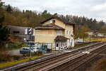 Der Bahnhof Villmar (Lahn) am 13 Januar 2018.

Der Bahnhof Villmar liegt bei km 41,72 an der Lahntalbahn (KBS 625), der Bahnstrecke Koblenz–Limburg–Villmar–Wetzlar–Gießen. Dort halten Regionalbahnen der Linie Limburg–Gießen der Hessischen Landesbahn. 

Villmar ist eine Gemeinde im mittelhessischen Landkreis Limburg-Weilburg. Sie trägt seit dem 24. Mai 2002 die amtliche Zusatzbezeichnung Marktflecken. Der Ort war ein Zentrum der Vorkommen und der Verarbeitung des Lahnmarmors.
