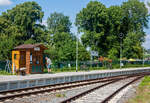 Der Haltepunt Essen-Kupferdreh der Hespertalbahn am 18 Juli 2015.

Die Anfänge der Hespertalbahn lagen nicht im Kohlebergbau. Bereits im Jahr 1850 gab es eine Pferdebahn zwischen Heiligenhaus und Velbert, die von der Talburg bis zur Chaussee von Velbert nach Essen reichte. Die Pferdebahn diente zum Transport von Blei-, Eisen- und Zinkerzen von den Erzgruben bis zur Chaussee. Ab dort wurde das Erz mühselig mit Pferden über die Straßen zur Phoenixhütte in Kupferdreh transportiert. Im Jahr 1857 wurde eine Pferde-Schleppbahn als Verlängerung der bestehenden Pferdebahn angelegt, die westlich von Langenhorst durch das Hespertal bis zur Phoenixhütte verlief. Dies erleichterte den Transport des Erzes erheblich. Im Jahr 1877 wurde die Zeche Vereinigte Pörtingssiepen angeschlossen und das Teilstück von Hesperbrück nach Kupferdreh zu einer Eisenbahn mit Normal-Spurweite und Lokomotivbetrieb umgestellt. Die Eisenbahn folgte dabei nicht exakt dem Verlauf Pferdebahn.

Das restliche Teilstück wurde weiter als Schmalspurbahn betrieben. Bis 1871 wurden weiter Erze transportiert. Nach der Stilllegung der Erzgruben in Velbert wurde die Bahn nur noch zum Transport von Kalk (ebenfalls zur Phoenix-Hütte und zum Zement-Werk) genutzt. Der Kalksteinbruch in Velbert-Hefel wurde mit einem Gleis an die Bahn angeschlossen, das durch einen Tunnel beim Oberhesper Hof geführt werden musste.

Da es mit der Umspurung des nördlichen Teilabschnittes keine durchgehende Verbindung zwischen Velbert und Kupferdreh mehr gab, wurde in Hesperbrück eine Umlade-Station eingerichtet.

Der Startpunkt der Hespertalbahn ist heute der 1898 erbaute Alte Bahnhof Essen-Kupferdreh. In dem sehenswerten und liebevoll restaurierten Gebäude befindet sich das Restaurant „LUKAS“, hier kann man den Ausflug zur Hespertalbahn und zum Baldeneysee gemütlich ausklingen lassen. Früher fuhren hier die Personenzüge Richtung Essen-Werden und Steele ab. Der Personenbahnhof Kupferdreh der Hespertalbahn befand sich im Bereich des heutigen Parkplatzes an der Straße Phönixhütte.

Der Verein
Die Hespertalbahn wird heute vom Hespertalbahn e.V. betrieben, der 1975 als  Verein zur Erhaltung der Hespertalbahn e.V.  gegründet und im Jahr 2008 umbenannt wurde. Der Verein hat zurzeit rund 130 Mitglieder von denen etwa ein Viertel aktiv beim Erhalt und Betrieb der Hespertalbahn mitarbeiten.