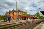 Hundertwasser-Bahnhof Uelzen und das Empfangsgeb�ude von der Gleisseite (Gleis 102 / 103) am 14.05.2022.

Der Bahnhof Uelzen ist ein Kreuzungsbahnhof in Uelzen am Ostrand der L�neburger Heide im Nordosten Niedersachsens. Das urspr�ngliche Empfangsgeb�ude wurde im Zuge eines Expo 2000-Projektes nach den Pl�nen des �sterreichischen K�nstlers Friedensreich Hundertwasser (Wien) umgebaut. Der Bahnhof wird als „Umwelt- und Kulturbahnhof“ unter dem Namen Hundertwasser-Bahnhof Uelzen vermarktet und ist heute eine Touristenattraktion der Stadt. 

Leider hat auch hier die Corona Pandemie ihre Spuren hiterlassen, als wir 2003 dort waren war es ein sehr lebendiger Bahnhof.
