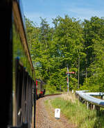 Zug halt!
Unterwegs mit dem „Molli“, die 99 2322-8 der Mecklenburgischen Bäderbahn Molli zieht den „Molli“ (MBB Dampfzug) am 15 Mai 2022 von Kühlungsborn West via Heiligendamm nach Bad Doberan, das Einfahrtsignal Heiligendamm zeigt „Halt“, so muss unser Zug erst anhalten.
