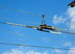   Streckentrenner im Fahrdraht Oberleitung mit Aufhängung am Tragseil, hier am 27.019.2015 in Kreuztal