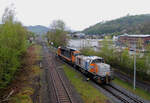 Hochbetrieb in Herdorf am 23 April 2025:  Nach getaner Arbeit fahren nun die beiden Loks der KSW (Kreisbahn Siegen-Wittgenstein) die KSW 43 (92 80 1273 018-2 D-KSW) die asymmetrische Vossloh G 2000 BB