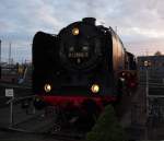 Nachtstimmung mit 01 2066-7 auf der Drehscheibe zur Nachtfotoparade im Bw Dresden Altstadt am 17.04.2015.