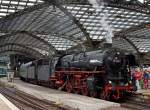 Die Dreizylinder-Schnellzuglokomotiven 01 1066 ex DB 012 066-7 der UEF am 07.07.2012 mit einem Sonderzug beim Halt im Hbf K�ln.