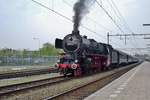 Am 16 April 2010 steht 01 1075 mit ein Sonderzug in Ede-Wageningen.