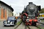 01 1081 und BMW Limousine im Bahnpark Augsburg am 25.10.2009.