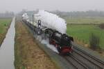 Wie jedem Jahr fahrt VSM auch in 2023 einige Dampfpendelz�ge zwischen Arnhem und ein andere Stadt. Diesmal wurde Nijmegen erkoren. Am 16 Dezember 2023 durchfahrt der Dampfpendelzug mit 23 076 Elst -gerade mitten ins Strecke Nijmegen-Arnhem. Das Bild wurde vom F�ssgangerbr�cke gemacht.