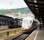 ICE 3 Velaro D neben Dampfzug mit 38 3199 in Ulm am 05.06.2016,