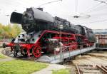 41 1150-6 wird auf der Drehscheibe im Bahnpark Augsburg am 11.10.2015 gedreht.