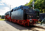 Der „Jumbo“ bzw. die schwere kohlegefeuerte fünffachgekuppelte Dreizylinder-Güterzug-Dampflokomotive 44 508, ex DB 044 508-0, Ansicht von der Tenderseite, am 07 Juli 2024 ausgestellt beim Lokschuppen vom Erlebnisbahnhof Westerwald der Westerwälder Eisenbahnfreunde 44 508 e. V. hier war Lokschuppenfest.

Nun erstrahlt sie im vollen Glanz, auch die Treib- und Kuppelstangen sind nun wieder montiert.

Die Dampflokomotive 44 508 wurde im Jahr 1941 von der Lokomotivfabrik Krauss-Maffei in München unter der Fabriknummer 16113 gebaut und an die DR geliefert. Nach dem Krieg blieb sie im Westen und wurde so 1949 als 44 508 in den Bestand der Deutsche Bundesbahn aufgenommen, mit der Einführung des EDV-Nummernschemas wurde sie zum 01.01.1968 in 044 508-0 umgezeichnet. Seit Mitte der 1950er Jahre ist sie gekuppelt mit dem 2'2'T34 Tender der ex ÖBB 44 1561 (Borsig Lokomotiv-Werke GmbH, Hennigsdorf-Berlin, Baujahr 1940, Fabriknummer 15400). Bis zu ihrer Außerdienststellung im Mai 1977, im BW Gelsenkirchen-Bismarck legte sie eine Strecke von über 1.9 Millionen Kilometern zurück.

Die Maschine verfügt über ein Drei-Zylinder-Triebwerk, fünf Antriebsachsen und einen Schlepptender, in dem sie 10 Tonnen Kohle und 34 Kubikmeter Wasser mitführen kann. Sie erreicht eine maximale Leistung von 1.910 PS bei einem Dienstgewicht von 160 Tonnen. 

Die 44 508 wurde im Mai 1977 beim Bahnbetriebswerk Gelsenkirchen-Bismarck außer Dienst gestellt. Die 44 508 ist eine der letzten erhaltenen Dampflokomotiven ihrer Bauart. Sie wurde im Jahr 1987 durch eine Freizeitgruppe des Bahn-Sozialwerkes (BSW) übernommen. Damit begann die museale Aufarbeitung der Lok, die im Jahre 2002 jedoch unterbrochen wurde, als das Domizil in Siershahn geräumt werden musste. Der Verein Westerwälder Eisenbahnfreunde übernahm diese Dampflokomotive als Leihgabe des DB Museums, auch wenn sie nie im Westerwald eingesetzt war.
