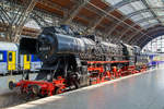   Die ex DR 52 5448-7 (seit 1992 im eigentum der EMBB - Eisenbahnmuseum Bayrischer Bahnhof e.V.) ausgestellt im Leipziger Hauptbahnhof auf dem Museumsgleis bzw.