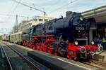 Mit ein Quasi-Postzug steht am 14 September 2019 BEM 52 8186 in G�ppingen.