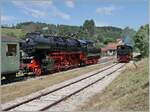 30 ANS CONI'FER /30 Jahre Coni'Fer - Mitten im Jura, auf gut 1000 müM, 467 km von Paris (und ca 400 von Milano) entfernt kreuzen sich in der kleinen Landstation Le Touillon zwei Züge. Die Höhenlage mit strengen Wintern und eine durchs Gelände ungünstige Kurven- und steigungsreiche Trassierung waren schlechte Voraussetzungen für einen effizienten Betrieb der Strecke Vallorbe - Pontarlier, weshalb man sich zum Bau des Mont-d'or Tunnels entschloss, der 1915 eröffnet wurde und der die Strecke Vallorbe - Pontarlier zur Nebenbahn degradierte. Wie gut, dass die Coni'Fer 1992 die Initiative ergriff, hier wieder Züge verkehren zu lassen, was seit 1993 auch wieder möglich ist. Das Bild zeigt die 52 8163-9 mit vier vierachsigen Plattform Wagen Bi 4 (ex Seetal/EBT?) auf der Fahrt nach Fontaine Ronde und den Gegenzug mit der E 3/3 N° 5  Rhone  (SLM 1915/ Fabriknummer 2538) in Le Touillon. 

15. Juli 2023