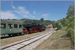 30 ANS CONI'FER /30 Jahre Coni'Fer - die mächtige (ex) DR 52 8163-9 der Coni'Fer erreicht Le Touillon, wo eine Kreuzung abzuwarten ist.

15. Juli 2023