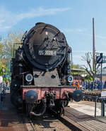 
Die  Bergkönigin   95 0028-1, ex DR 95 028, am 30.04.2017 auf der Drehschiebe im DGEG Eisenbahnmuseum Bochum-Dahlhausen.

Die T 20 wurde 1923 von HANOMAG - Hannoversche Maschinenbau AG (Hannover-Linden)unter der Fabriknummer 10186 gebaut und an die Deutsche Reichseisenbahnen als DR 95 028 ausgeliefert. 1967 erfolgte der Umbau auf Ölhauptfeuerung im Raw Meiningen und die Umzeichnung in DR 95 0028-1, so fuhr sie bis zur z-Stellung im Mai 1980. Die Ausmusterung erfolgte 1983 und die Lok wurde von der DGEG - Deutsche Gesellschaft für Eisenbahngeschichte e. V. gekauft.

