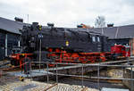 Die  Bergkönigin   95 016 am 26.03.2016 abgestellt auf der Drehscheibe im Deutschen Dampflokomotiv-Museum in Neuenmarkt-Wirsberg. Dahinter steht die Köf II ex DB 321 871-4.

Die preußische T 20 wurde 1923 von Borsig in Berlin unter der Fabriknummer 11653 gebaut  und als DR 95 016 an die Deutsche Reichseisenbahnen als ausgeliefert, (ab 1924 DRG 95 016 - Deutsche Reichsbahn-Gesellschaft, von 1937 bis Kriegsende DRB 9516  - Deutsche Reichsbahn).Nach dem Krieg verblieb die Lok im Osten und blieb so als DR 95 009 bezeichnet. Die Lok wurde 1970 auf Ölhauptfeuerung im Raw Meiningen umgebaut und somit  erfolgte auch die Umzeichnung in DR 95 0016-6. Vom Raw Meiningen erhielt sie auch 1975 einen Neubaukessel (Fabrilnummer 1360). Im Jahr 1982 ging es wieder ins Raw Meiningen, nun erfolgte wieder der Rückumbau auf Kohlefeuerung so wurde aus ihr folglich die DR 95 1016-5. Die Lok wurde in Kamenz (Außenstelle vom BW Bautzen) eigentlich nur noch als Heizlok eingesetzt, vor allem der Kessel sollte als Ersatzkessel für die Traditionslok 95 027 erhalten werden. 1986 erhielt die Lok in RAW Meiningen eine Untersuchung L6, die auch Arbeiten umfasste, die eigentlich für eine Heizlok nicht notwendig gewesen wären. Anschließend war die Lok wieder voll betriebsfähig. Nach einem Rangierunfall 1990 wurde die Lok abgestellt, obwohl die Unfallschäden an der Lok im Bw Kamenz beseitigt wurden.

Am 3.April 1993 wurde die Lok von der SEG - Sächsische Eisenbahn-Gesellschaft gekauft und im Bw Löbau untergebracht. Die Lok bespannte einige Sonderzüge. Im März 1996 wurde die Lok dem DDM für Fahrten nach Kulmbach und über die  Schiefe Ebene  zur Verfügung gestellt. Während einer Fahrt über die Frankenwaldrampe im September 1996 erlitt die Lok einen schweren Kesselschaden und wurde im Museum Neuenmarkt-Wirsberg abgestellt. Die rollfähige Lok ging kurze Zeit später in das Eigentum des DDM über. 

Die Entwicklung Technik der BR 95:
Die Baureihe 95 ist eine schwere fünffachgekuppelte Tenderlokomotive mit der Achsfolge 1'E1', welche von der Deutschen Reichsbahn (DR) ab Anfang 1923 für den Einsatz vor schweren Güterzügen auf steilen Hauptbahnen in Betrieb genommen wurde. Da die Baureihe noch in der letzten Zeit der preußischen Staatsbahn entwickelt wurde, wird sie auch als preußische T 20 bezeichnet. Sie gehört zu den letzten Neuentwicklungen der Reichsbahn vor Beschaffung der Einheitsdampflokomotiven.

Mit der Entwicklung der T 20 griff die preußische Staatsbahn den von der Halberstadt-Blankenburger Eisenbahn mit ihrer Tierklasse umgesetzten Gedanken der Ablösung des umständlichen und zeitraubenden Zahnradbahnbetriebs auf Steilstrecken durch besonders zugkräftige Reibungslokomotiven mit dynamischer Gegendruckbremse als drittem Bremssystem auf.

Die ersten zehn 1922 gebauten und ab Anfang 1923 ausgelieferten Exemplare der Baureihe waren als T 20 Magdeburg 9201–9210 bestellt worden. Die Fahrzeuge wurden durch den Besteller zunächst als 77 001 bis 77 010 in den Betriebsbestand eingereiht, da für sie zunächst die Baureihe 77 vorgesehen war. Noch im Verlaufe des gleichen Jahres jedoch zeichnete man sie in die Betriebsnummern 95 001–010 um. Insgesamt wurden bis 1924 45 Stück gebaut. Einsatzgebiete waren unter anderem die Bahnstrecke Sonneberg–Probstzella, die Spessartrampe, die Frankenwaldbahn, die Geislinger Steige, die Schiefe Ebene und die Rübelandbahn, wodurch sie zu ihrem Spitznamen „Bergkönigin“ kam.

Die Maschinen verfügen über einen 100 mm dicken Barrenrahmen mit fünf Querversteifungen aus Stahlguss sowie einen Kessel mit über dem Rahmen stehendem Hinterkessel nach Belpaire. Die Laufradsätze bilden mit den benachbarten Kuppelachsen Krauss-Helmholtz-Lenkgestelle. Die drei mittleren Kuppelradsätze sind fest im Rahmen gelagert, allerdings ist der Spurkranz bei dem dritten Kuppelradsatz um 15 mm geschwächt. Das Zweizylinder-Heißdampftriebwerk treibt den dritten Kuppelradsatz an und verfügt über selbsttätige Druckausgleicher für den Triebwerksleerlauf.

Diese Dampflokgattung war die stärkste von der DR beschaffte Tenderlok. Sie konnte in der Ebene bei einer Geschwindigkeit von 50 km/h eine Zuglast von 2060 Tonnen befördern und bei 25 Promille Steigung mit 25 km/h Geschwindigkeit immerhin noch 430 Tonnen. Damit erreichten sie fast das Leistungsvermögen der rund 30 Tonnen schwereren bayerischen Malletlok Gt 2×4/4. Diese bewältigte auf 25 Promille Steigung mit 25 km/h eine Zuglast von 465 Tonnen, war aber in der Unterhaltung aufgrund des komplexeren Triebwerkes teurer. Die sehr hohe Reibungslast von 95,3 t ermöglichte den Verzicht auf Zahnstangenbetrieb bis zu einer Steigung von 70 ‰, insbesondere auch, weil die Riggenbach-Gegendruckbremse (die Lokomotive wird durch Verdichtungsarbeit in den Antriebszylindern abbremst) auch bei langen Talfahrten das Abbremsen hoher Lasten ohne Verschleiß und Überhitzung der Bremsbeläge sowie Radreifen und der damit verbundenen Gefahr nachlassender Bremswirkung sicherstellte.

Von den 45 Lokomotiven der Baureihe blieben 31im Osten und kamen zur Deutschen Reichsbahn. Von diesen wurden zwischen 1966 und 1972 insgesamt 24 Stück auf Ölhauptfeuerung umgebaut, zehn Stück wurden überdies neubekesselt. Ab 1970 bezeichnete die DR die ölbefeuerten Lokomotiven als Baureihe 95.00 und die nicht umgebauten Exemplare mit Kohlefeuerung als Baureihe 95.10. Die letzten Lokomotiven der Baureihe waren auf der Strecke Sonneberg–Eisfeld im Einsatz und wurden erst 1981 ausgemustert. 

Die Lok der Deutsche Bundesbahn (DB):
Zur Deutschen Bundesbahn gelangten nur 14 Stück. Bis 1958 waren noch 11 Maschinen als Schiebelokomotiven auf der Spessartrampe im Einsatz. Nach der Elektrifizierung der Rampe wurden bis Ende April 1958 alle verbliebenen elf Maschinen ausgemustert und wohl alle zerlegt.

TECHNISCHE DATEN:
Gebaute Anzahl:  45
Bauart:  1'E1' h2
Gattung:  Gt 57.19
Spurweite:  1435 mm (Normalspur)
Länge über Puffer:  15.100 mm
Höhe:  4.550 mm
Gesamtradstand:  11.900 mm
Achsabstände: 2.650 mm / 4 x 1.650 mm / 2.650 mm
Leergewicht:  103,7 t
Dienstgewicht:  127,4 t
Reibungsmasse:  95,3 t
Radsatzfahrmasse:  19,1 t
Höchstgeschwindigkeit:  70 km/h
Indizierte Leistung:  1.192 kW / 1.621 PS
Treibraddurchmesser:  1.400 mm
Laufraddurchmesser vorn:  850 mm
Laufraddurchmesser hinten:  850 mm
Steuerungsart:  Heusinger
Zylinderanzahl:  2
Zylinderdurchmesser:  700 mm
Kolbenhub:  660 mm
Kesselüberdruck:  14 bar
Wasservorrat:  12,0 m³
Brennstoffvorrat:  4 t Kohle
Bremse:  Knorr-Druckluftbremse
Riggenbach-Gegendruckbremse
Zugheizung:  Dampfheizung
