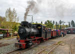 Die FGF Lok 4 vom Fortuna Feld- und Grubenbahnmuseum eine Krauss Typ XLVII p schmalspurige (600 mm) Schlepptender-Dampflokomotive der Gattung Bn2t, steht am 16.04.2011 im Museum Solms-Oberbiel, mit einem Zug zur Abfahrt für eine Rundfahrt bereit.

Die Lok (B-Kuppler) wurde 1912 für das Hüttenwerk Donawitz der Österreichische Alpine Montan-Gesellschaft (ÖAMG), die heute Teil des Voestalpine-Konzerns ist, in der Spurweite 790 mm, von Krauss/Linz unter der Fabriknummer 6616 gebaut, und wurde als Lok 21, später 100.4 vom Hüttenwerk Donawitz bezeichnet. Die Lokomotivfabrik Krauss & Comp. Linz, kurz Krauss/Linz war eine eigenständig agierende Fabrik der Münchner Lokomotivfabrik von Georg Krauß im österreichischen Linz. Sie bestand von 1880 bis 1930 und war vor allem auf kleine Dampflokomotiven für Sekundärbahnen und Schmalspurbahnen spezialisiert.

Im Jahr 1977 ging die Lok an den Westernpark Fort-Fun, Bestwig-Wasserfall (einen Freizeitpark im Sauerland), hierfür wurde sie in 750 mm umgespurt. Über einen Händler ging sie dann 1986 ans Fortuna Feld- und Grubenbahnmuseum in Solms-Oberbiel. Hier wurde sie nun auf 600 mm umgespurt.
