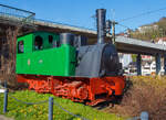 Die Hohenzollern Meterspur-Dampflok Carl 13 der ehemaligen Kreis Altenaer Eisenbahn (ex Kreis Altenaer Schmalspur-Eisenbahn-Gesellschaft) am 08 März 2014 beim Bahnhof Altena als Denkmallok. 

Der C-Kuppler wurde 1907 von der Aktiengesellschaft für Lokomotivbau Hohenzollern in Düsseldorf unter der Fabriknummer 2241 gebaut und als Lok Nr. 13  Carl  an die Kreis Altenaer Schmalspur-Eisenbahn-Gesellschaft (KAS) geliefert. Ab dem 1. Juni 1922 firmierte die Bahn dann als Kreis Altenaer Eisenbahn AG (KAE). Die Lok wurde 1960 ausgemustert und ging in den Besitz der Stadt Altena über und wurde 1961 als  Denkmal  aufgestellt. Jedoch verfiel die Lok zusehends und so konnte die Kleinbaan Service B.V. (Hezingen/NL) im Jahr 2018 die Lok schließlich von der Stadt Altena erwerben. Erste Schritte hin zu einer betriebsfähigen Aufarbeitung wurden bereits getätigt, u.a. wurde bereits ein Neubaukessel gebaut.

Weitere Informationen zu diesem Fahrzeug:
Die Kreis Altenaer Schmalspurbahn (KAS) beschaffte für ihre Strecken Lüdenscheid - Altena, Lüdenscheid - Werdohl und Halver - Schalksmühle von 1887 bis 1916 in mehreren Tranchen insgesamt 16 nahezu gleiche dreiachsige Naßdampf-Tenderlokomotiven mit den Nummern 1 bis 16 von der Lokomotivfabrik Hohenzollern in Düsseldorf. Alle Lokomotiven trugen auch Namen, die Lok 13 erhielt den Namen  CARL . Aufgrund des schmalen Lichtraumprofils der zumeist auf den Straßen in den engen Tälern trassierten Strecken waren die Fahrzeuge der ab 1922 Kreis Altenaer Eisenbahnbahn (KAE) genannten Bahn lediglich maximal 2,1 Meter breit und unterscheiden sich damit merklich von den meisten deutschen Meterspurbahnen.

Bei Stillegung der KAE-Strecken 1967 blieb diese Lok zusammen mit ihrer Schwesterlok 15  HERMANN  erhalten und erinnerte in Altena als Denkmal an die Verkehrsgeschichte im Sauerland. Jedoch verfiel die Lok zusehends und so konnte Kleinbaan Service sie schließlich 2018 von der Stadt Altena erwerben. In Altena wurde anstelle des früheren Lokdenkmals am Bahnhof eine Lokattrappe vor der nordwestlichen Tunneleinfahrt als Ersatz aufgestellt.

Geschichte:
1907 bis 1912 erhielt die Kreis Altenaer Schmalspur-Eisenbahn-Gesellschaft (KAS) im Sauerland zur Erweiterung des Lokomotivparks fünf Lokomotiven von der Düsseldorfer Maschinenfabrik Hohenzollern, die weitgehend eine Weiterentwicklung der vorhandenen Lokomotiven 1 bis 9 aus den Jahren 1887/1888 darstellten. Der Kessel war größer dimensioniert und die Lokomotiven hatten nun einen Dampfdom. Auf dem Kessel waren zwei Sandbehälter. Die Glocke war vor dem Schornstein angebracht. 1907 wurde die erste Lok geliefert, 1911 und 1912 jeweils zwei.

Die Lokomotiven wurden auf den steigungsreichen Strecken Lüdenscheid–Altena und Lüdenscheid–Werdohl eingesetzt. Wurden die meisten Lokomotiven 1956 bis 1958 ausgemustert, erhielt die Lok HERMANN 1962 noch einmal eine Hauptuntersuchung und erledigte bis 1967 zusammen mit der Diesellok V 15 den Restverkehr der KAE zwischen Lüdenscheid und Brüninghausen.

Konstruktive Merkmale:
Weil die Gleise überwiegend an der Straße lagen, waren die Lokomotiven wie alle KAE-Fahrzeuge besonders schmal ausgeführt. Der Rahmen war gegenüber den früheren Loks verstärkt. Die mittlere Achse hatte Seitenspiel. Die Lokomotiven hatten Flachschieber und eine Allan-Steuerung. Es gab zwei nichtsaugende Strube-Injektoren zur Kesselspeisung und auf dem Kessel ein Sicherheitsventil der Bauart Hohenzollern. Die Feuerbüchse war aus Kupfer. Die Wasserkästen lagen seitlich vom Kessel, die Kohle war links vom Kessel untergebracht. Ursprünglich hatten die Führerhäuser keine Türen, sie wurden erst später angebracht.

Eine Besonderheit waren die bei der KAE verwendeten eckigen, nach außen abgerundeten, Pufferteller, die auch in engen Kurven ein Überpuffern verhindern sollten. Aufgrund der großen Überhänge hatten sie einen unruhigen Lauf. Die Steigungsstrecken führten dazu, dass sie einen hohen Kohleverbrauch hatten, aber sie waren leistungsfähig.

TECHNISCHE DATEN:
Baujahr: 1907
Hersteller: Aktiengesellschaft für Lokomotivbau Hohenzollern (Düsseldorf Grafenberg)
Fabriknummer: 2241
Spurweite: 1.000 mm (Meterspur)
Achsanordnung: 	C n2t
Länge über Puffer: 6.200 mm
Achsstand: 1.860 mm (2 x 930 m)
Raddurchmesser: 780 mm (neu)
Breite 2.100 mm
Höhe: 3.600 mm
Eigengewicht der Lok: 19,5 t
Dienstgewicht: 23,3 t
Höchstgeschwindigkeit: 30 km/h
Leistung: 177 PS´
Kesseldruck: 12 kg/cm² (12 bar)
Zylinderanzahl: 2 (Ø 300 mm x 400 mm Hub)
Rostfläche: 0,70 m²
Heizfläche: 38,21 m², 106 Heizrohre 2.560 mm lang
Kohlevorrat: 0,8 t
Wasservorrat: 3,0 m³
Bremse: Wurfhebelbremse und Dampfbremse
