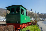 Die Hohenzollern Meterspur-Dampflok Carl 13 der ehemaligen Kreis Altenaer Eisenbahn (ex Kreis Altenaer Schmalspur-Eisenbahn-Gesellschaft) am 08 März 2014 beim Bahnhof Altena als Denkmallok. Oben auf dem Berg die Burg Altena.

Der C-Kuppler wurde 1907 von der Aktiengesellschaft für Lokomotivbau Hohenzollern in Düsseldorf unter der Fabriknummer 2241 gebaut und als Lok Nr. 13  Carl  an die Kreis Altenaer Schmalspur-Eisenbahn-Gesellschaft (KAS) geliefert. Ab dem 1. Juni 1922 firmierte die Bahn dann als Kreis Altenaer Eisenbahn AG (KAE). Die Lok wurde 1960 ausgemustert und ging in den Besitz der Stadt Altena über und wurde 1961 als  Denkmal  aufgestellt. Jedoch verfiel die Lok zusehends und so konnte die Kleinbaan Service B.V. (Hezingen/NL) im Jahr 2018 die Lok schließlich von der Stadt Altena erwerben. Erste Schritte hin zu einer betriebsfähigen Aufarbeitung wurden bereits getätigt, u.a. wurde bereits ein Neubaukessel gebaut.

Weitere Informationen zu diesem Fahrzeug:
Die Kreis Altenaer Schmalspurbahn (KAS) beschaffte für ihre Strecken Lüdenscheid - Altena, Lüdenscheid - Werdohl und Halver - Schalksmühle von 1887 bis 1916 in mehreren Tranchen insgesamt 16 nahezu gleiche dreiachsige Naßdampf-Tenderlokomotiven mit den Nummern 1 bis 16 von der Lokomotivfabrik Hohenzollern in Düsseldorf. Alle Lokomotiven trugen auch Namen, die Lok 13 erhielt den Namen  CARL . Aufgrund des schmalen Lichtraumprofils der zumeist auf den Straßen in den engen Tälern trassierten Strecken waren die Fahrzeuge der ab 1922 Kreis Altenaer Eisenbahnbahn (KAE) genannten Bahn lediglich maximal 2,1 Meter breit und unterscheiden sich damit merklich von den meisten deutschen Meterspurbahnen.

Bei Stillegung der KAE-Strecken 1967 blieb diese Lok zusammen mit ihrer Schwesterlok 15  HERMANN  erhalten und erinnerte in Altena als Denkmal an die Verkehrsgeschichte im Sauerland. Jedoch verfiel die Lok zusehends und so konnte Kleinbaan Service sie schließlich 2018 von der Stadt Altena erwerben. In Altena wurde anstelle des früheren Lokdenkmals am Bahnhof eine Lokattrappe vor der nordwestlichen Tunneleinfahrt als Ersatz aufgestellt.

Geschichte:
1907 bis 1912 erhielt die Kreis Altenaer Schmalspur-Eisenbahn-Gesellschaft (KAS) im Sauerland zur Erweiterung des Lokomotivparks fünf Lokomotiven von der Düsseldorfer Maschinenfabrik Hohenzollern, die weitgehend eine Weiterentwicklung der vorhandenen Lokomotiven 1 bis 9 aus den Jahren 1887/1888 darstellten. Der Kessel war größer dimensioniert und die Lokomotiven hatten nun einen Dampfdom. Auf dem Kessel waren zwei Sandbehälter. Die Glocke war vor dem Schornstein angebracht. 1907 wurde die erste Lok geliefert, 1911 und 1912 jeweils zwei.

Die Lokomotiven wurden auf den steigungsreichen Strecken Lüdenscheid–Altena und Lüdenscheid–Werdohl eingesetzt. Wurden die meisten Lokomotiven 1956 bis 1958 ausgemustert, erhielt die Lok HERMANN 1962 noch einmal eine Hauptuntersuchung und erledigte bis 1967 zusammen mit der Diesellok V 15 den Restverkehr der KAE zwischen Lüdenscheid und Brüninghausen.

Konstruktive Merkmale:
Weil die Gleise überwiegend an der Straße lagen, waren die Lokomotiven wie alle KAE-Fahrzeuge besonders schmal ausgeführt. Der Rahmen war gegenüber den früheren Loks verstärkt. Die mittlere Achse hatte Seitenspiel. Die Lokomotiven hatten Flachschieber und eine Allan-Steuerung. Es gab zwei nichtsaugende Strube-Injektoren zur Kesselspeisung und auf dem Kessel ein Sicherheitsventil der Bauart Hohenzollern. Die Feuerbüchse war aus Kupfer. Die Wasserkästen lagen seitlich vom Kessel, die Kohle war links vom Kessel untergebracht. Ursprünglich hatten die Führerhäuser keine Türen, sie wurden erst später angebracht.

Eine Besonderheit waren die bei der KAE verwendeten eckigen, nach außen abgerundeten, Pufferteller, die auch in engen Kurven ein Überpuffern verhindern sollten. Aufgrund der großen Überhänge hatten sie einen unruhigen Lauf. Die Steigungsstrecken führten dazu, dass sie einen hohen Kohleverbrauch hatten, aber sie waren leistungsfähig.

TECHNISCHE DATEN:
Baujahr: 1907
Hersteller: Aktiengesellschaft für Lokomotivbau Hohenzollern (Düsseldorf Grafenberg)
Fabriknummer: 2241
Spurweite: 1.000 mm (Meterspur)
Achsanordnung: 	C n2t
Länge über Puffer: 6.200 mm
Achsstand: 1.860 mm (2 x 930 m)
Raddurchmesser: 780 mm (neu)
Breite 2.100 mm
Höhe: 3.600 mm
Eigengewicht der Lok: 19,5 t
Dienstgewicht: 23,3 t
Höchstgeschwindigkeit: 30 km/h
Leistung: 177 PS´
Kesseldruck: 12 kg/cm² (12 bar)
Zylinderanzahl: 2 (Ø 300 mm x 400 mm Hub)
Rostfläche: 0,70 m²
Heizfläche: 38,21 m², 106 Heizrohre 2.560 mm lang
Kohlevorrat: 0,8 t
Wasservorrat: 3,0 m³
Bremse: Wurfhebelbremse und Dampfbremse
