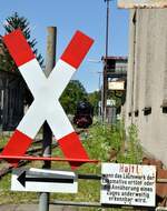 Achtung Zugverkehr Fußwegkreuzung im Bahnpark Augsburg am 26.06.2022.