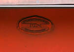 Fabrikschild LHB - Linke-Hofmann-Busch GmbH, Salzgitter-Watenstedt, 1992, Fabriknummer 1100 an dem vierachsigen Drehgestell-Flachwagen mit verschiebbarem Planenverdeck und Lademulden f�r