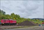 - Die Bahnfotografen im Gl�ck - Als wir am 14.10.2012 am Bahnhof in Herdorf ankamen, war das Gl�ck der Bahnfotografen Armin und Hans perfekt: Die Diesellok 202 726-6 war dort mit einem Bauzug