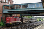 DB: Trotz einem Platzregen wurde der seltene G�terzug mit der dunkelroten 204 354-5 anl�sslich der Bahnhofsdurchfahrt Hamburg-Harburg am 9.
