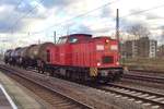 Ganze drei Kesselwagen zieht EBM 203 115 durch Oberhausen Osterfeld Süd am 28 Dezember 2017.