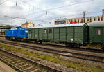 Ehemaliger Energieversorgungswagen 40 80 D-PRESS 9400 957-3, der Gattung Ux x 361, der Eisenbahn-Bau- und Betriebsgesellschaft Pressnitztalbahn mbH, am 24.11.2022 im Zugverband bei einer Zugdurchfahrt