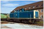 Die 212 376-8 der Aggerbahn (Andreas Voll e.K., Wiehl), ex DB V 100 2376, ex DB 212 376-8, rangiert am 19.10.2013 mit Seitenkippwagen in Siegen-Geisweid, beim B� 101 in km 100,713.