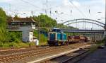   Die 212 376-8 der Aggerbahn (Andreas Voll e.K., Wiehl), ex DB V 100 2376, ex DB 212 376-8, fährt am 16.08.2014 einen Schotterzug von Kreuztal in Richtung Ferndorf los.