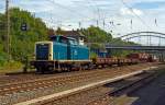   Die 212 376-8 der Aggerbahn (Andreas Voll e.K., Wiehl), ex DB V 100 2376, ex DB 212 376-8, fährt am 16.08.2014 einen Schotterzug von Kreuztal in Richtung Ferndorf los.