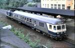212 187 und ein Silberling Steuerwagen mit farbiger Front Bauart Karlsruhe in Salzgitter-Lebenstedt wartenauf das Abfahrsignal nach Braunschweig im Mai 1990.