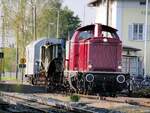 212 209-1 ( V 100 2091 der VEB ) startet aus Vöhringen mit dem leeren Tragschnabelwagen zur Rückfahrt nach Nürnberg am 29.04.2016.