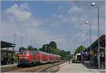 Die DB 218 438-4 mit ihrem IRE von Stuttgart nach Lindau beim Halt in Meckenbeuren.