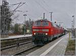 Die DB 218 495-0 und eine weitere mit ihrem IC 2012  Allgäu  Oberstdorf - Dortmund beim Halt im bereits elektrifizierten Bahnhof von Memmingen.