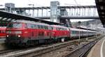 218 436-4 und 218 824-1 mit ÖBB IC 118 in Ulm am 04.01.2020.