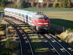 218 483-6 und eine weitere mit IC Allgäu bei Vöhringen am 22.10.2021.