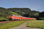 Kurz nachdem die Sonne es �ber den Berg geschafft hatte, erreicht 218 411-7 mit 218 429-9 am Zugschluss als RE76 aus Kempten(Allg�u)Hbf in K�rze den Ziel- und Endbahnhof Oberstdorf.