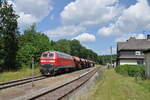 218 191-5 steht am 03.07.2021 mit einem Schotterzug in Wallmerod und wartet auf die Rückfahrt nach Limburg(Lahn) über Montabaur.