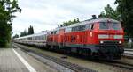218 476-0 uns 218 mit IC 2012 Allgäu in Illertissen am 30.05.2016.