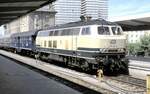 218 315-0 mit Nahverkehrszug in München am 08.05.1988.