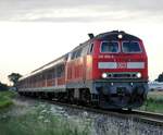 218 493-5 mit Nahverkehrszug in Bellenberg am 20.07.2009.