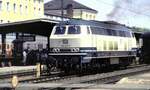 218 218-6, die Lok mit der Versuchslackierung türkis/beige in Regensburg am 15.05.1982.