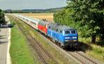 218 056-1 der Schlumpf der PRESS-Bahn und eine rote 218 der DB mit IC 2013 Allgäu auf dem Weg nach Oberstdorf in Vöhringen am 17-07-2023.