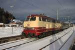 Am 3 Jänner 2026 treft NeSa 218 105 mit der Dreikönigsdampf-Sonderzug in Titisee ein.
