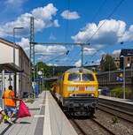 Leider stand ich hier auf dem falschen Bahnsteig. Die V164 Streckendiesellokomotive 218 261-6 (92 80 1218 261-6 D-DB) der Bahnbau Gruppe (DB Gleisbau) f�hrt am 13 Juli 2026 mit drei Weichentransportwagen (WTW 851, 850 und 852) durch den Bahnhof Kirchen (Sieg) in Richtung K�ln. 

Die V 164 wurde 1973 bei Henschel in Kassel unter der Fabriknummer 31738 gebaut und an die DB geliefert, seither wird sie auch als 218 261-6 bezeichnet. Im November 2008 wurde sie z-gestellt und dann an die Deutsche Bahn Gleisbau GmbH verkauft.