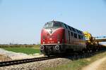 221 135-7 mit Baumaterialzug bei V�hringen am 21.04.2007.
